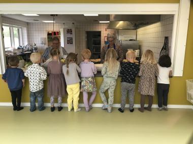 Vi hjælper til i køkkenet